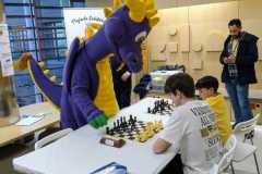 Drac Artcai jugant a escacs amb nens a l'Hospital Sant Joan de Déu