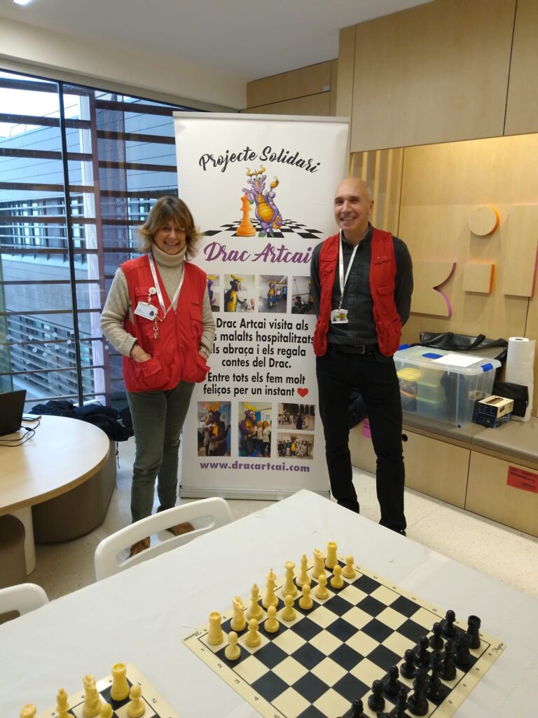 El Drac Artcai porta alegria i escacs a l'Hospital Sant Joan de Déu 🏥♟️